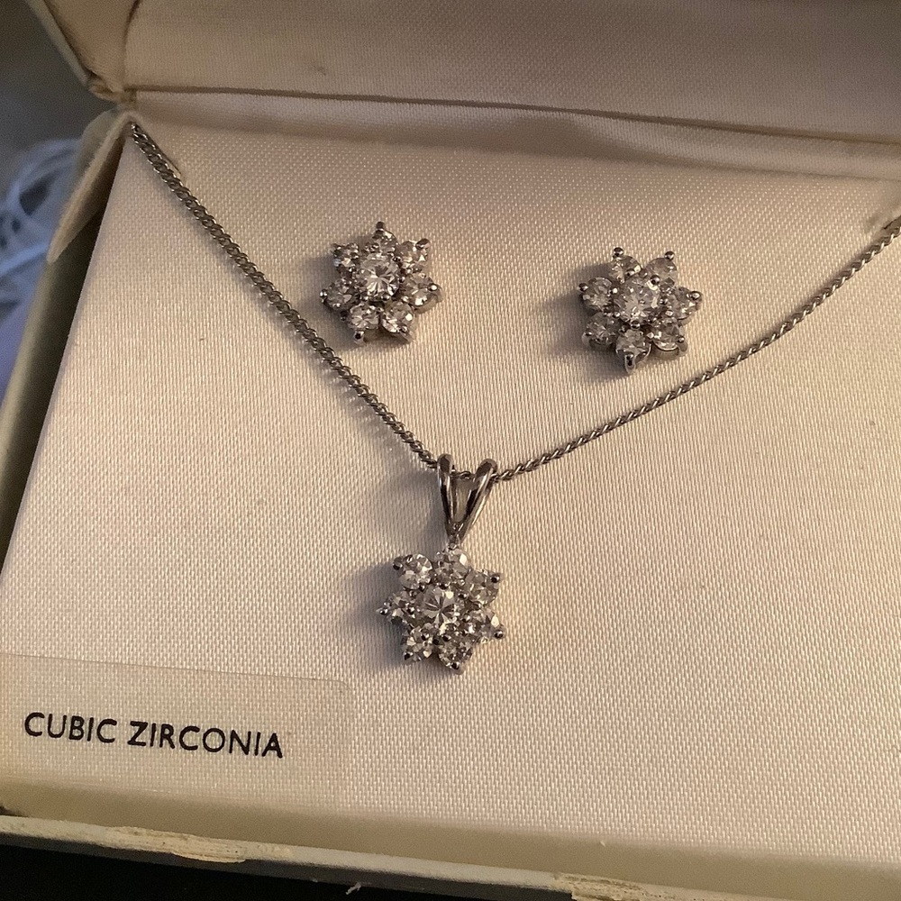 Matching Flower Necklace and Earrings Set - Picture 2 of 4